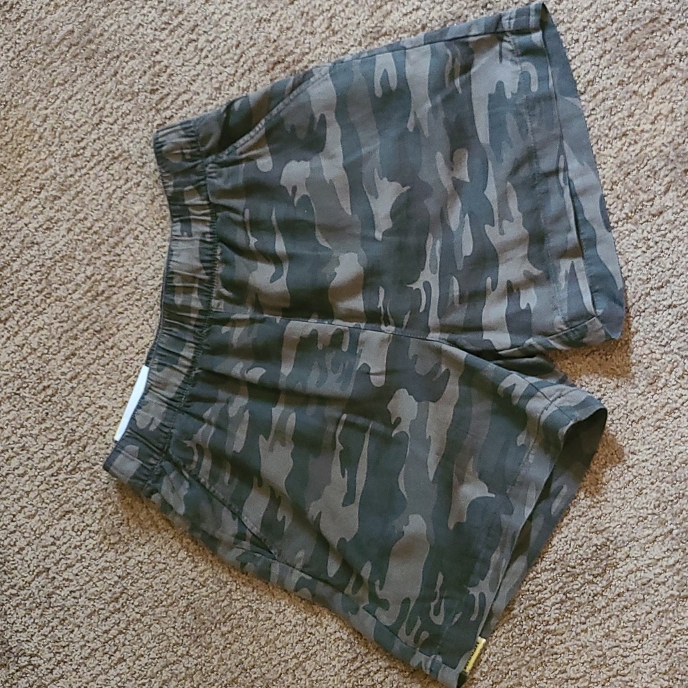 NWT Boardwalk pull on short camo print